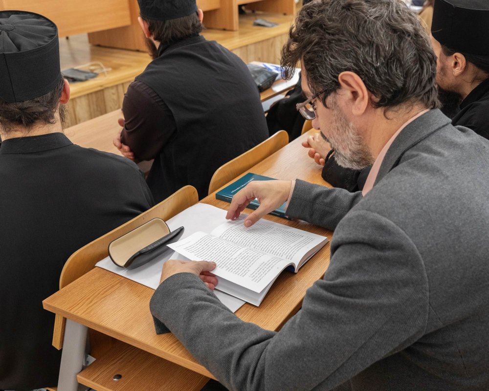 Arhimandritul Zaharia Zaharou a conferențiat la București 237381