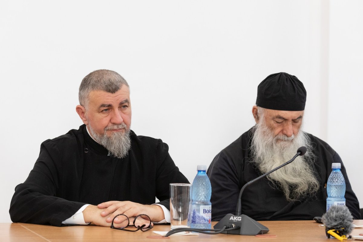 Arhimandritul Zaharia Zaharou a conferențiat la București 237382