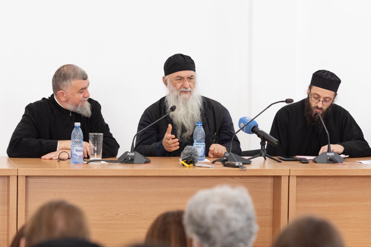 Arhimandritul Zaharia Zaharou a conferențiat la București 237387