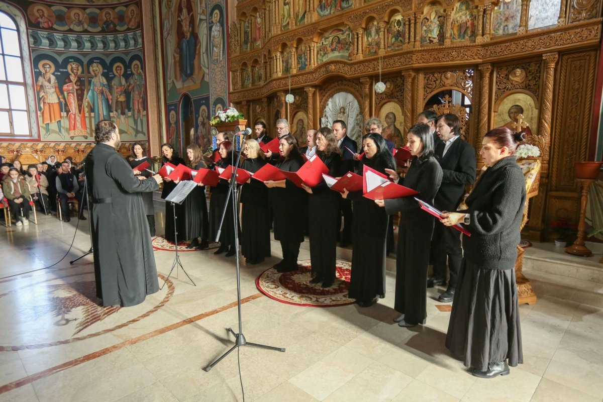 Liturghie arhierească și concert de colinde în catedrala din Nehoiu 237331