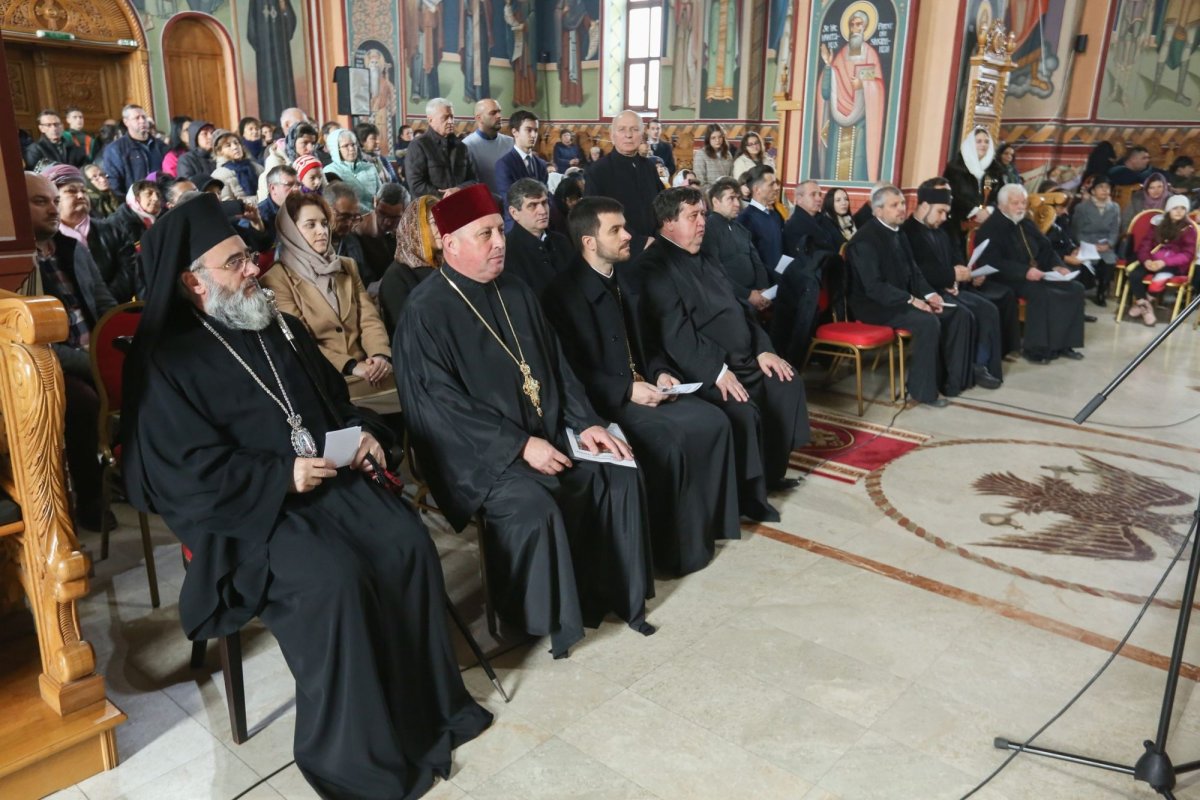 Liturghie arhierească și concert de colinde în catedrala din Nehoiu 237332