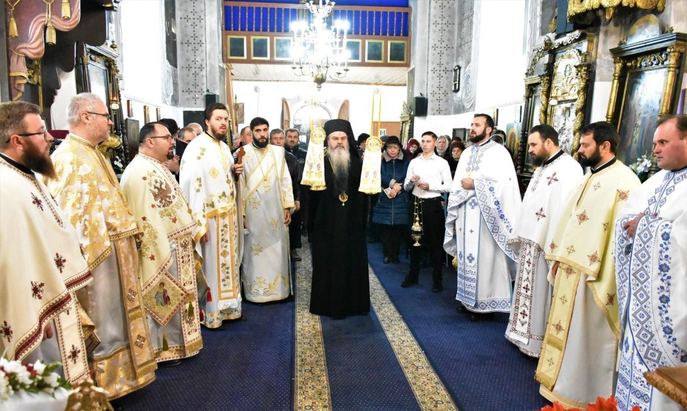 Prezență arhierească în Parohia „Sfinții Voievozi” din Huși 237324