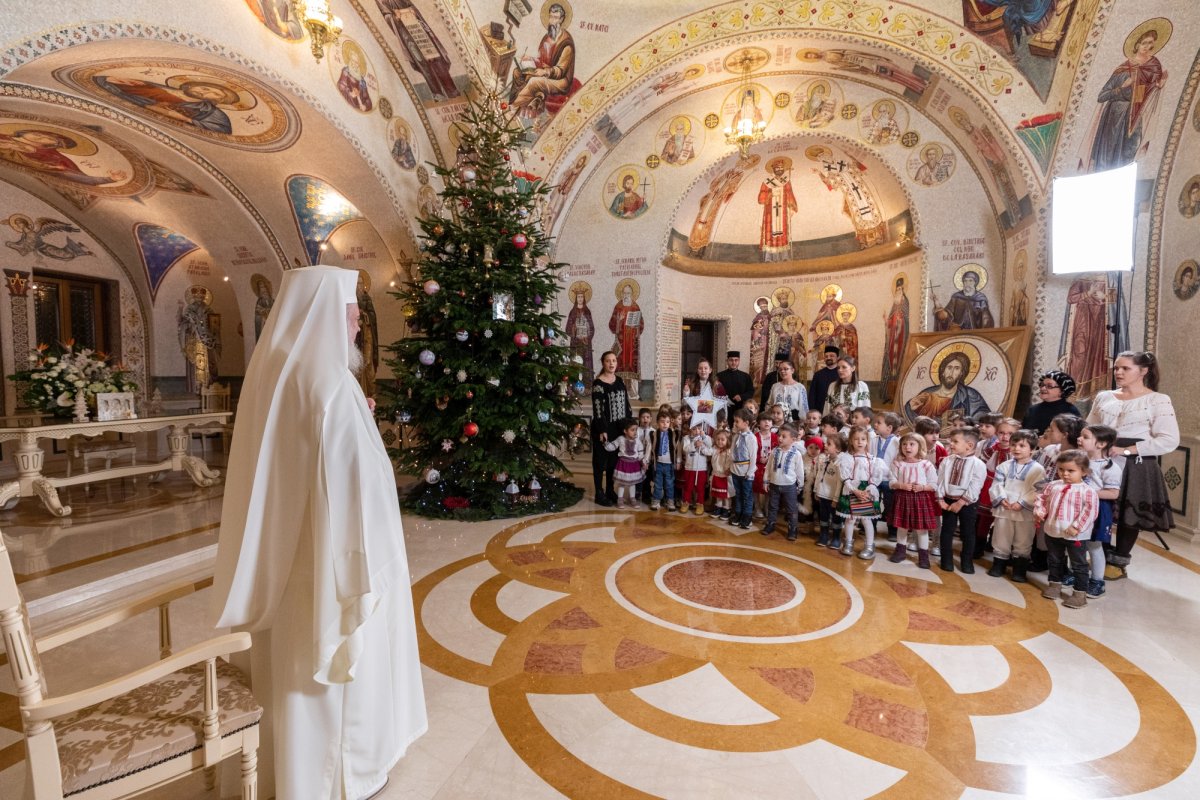 Primii colindători au sosit la Patriarhul României 238404