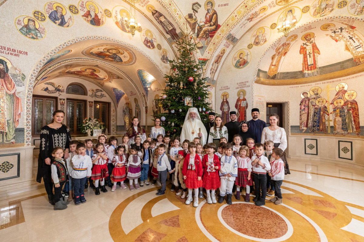Primii colindători au sosit la Patriarhul României 238410