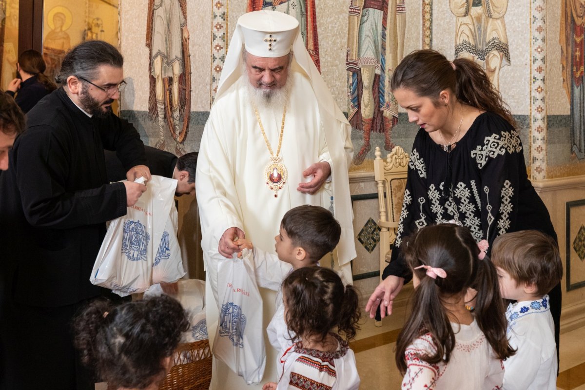 Primii colindători au sosit la Patriarhul României 238412