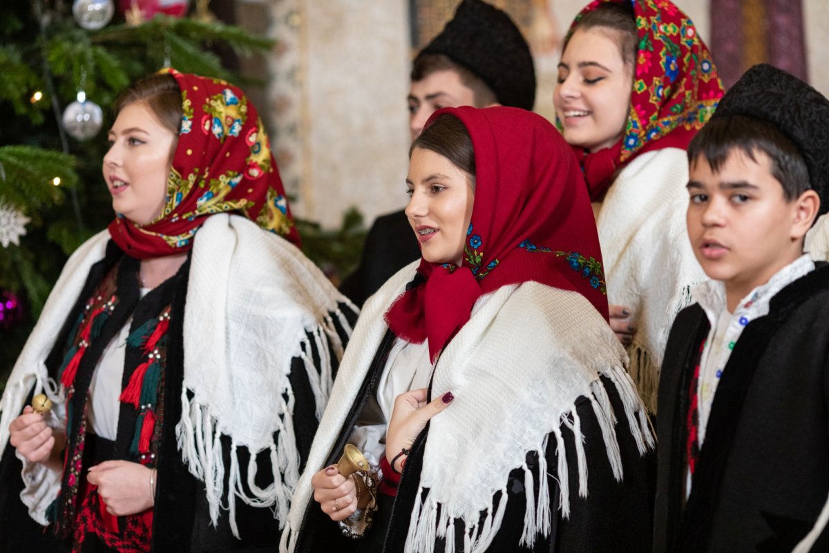 Primii colindători au sosit la Patriarhul României 238418