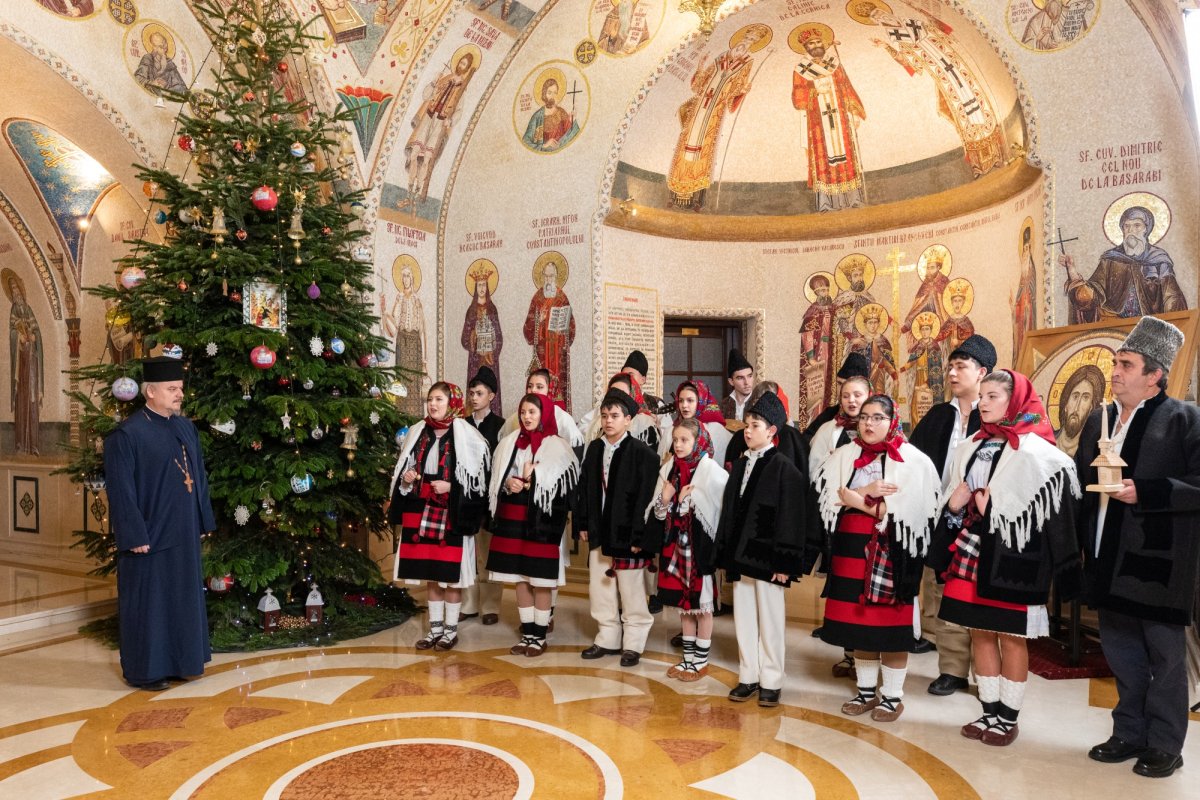 Primii colindători au sosit la Patriarhul României 238420