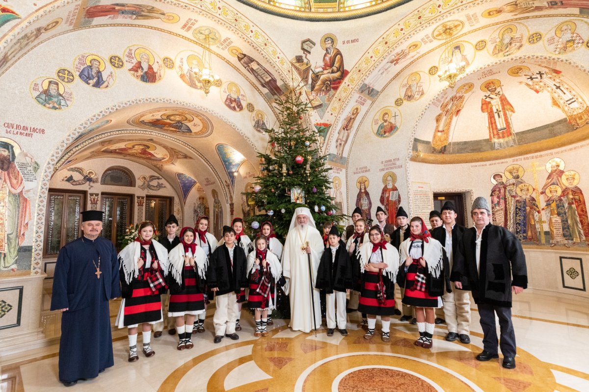 Primii colindători au sosit la Patriarhul României 238425