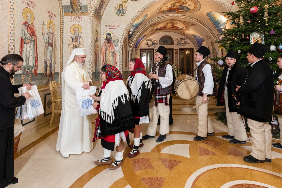 Primii colindători au sosit la Patriarhul României 238426