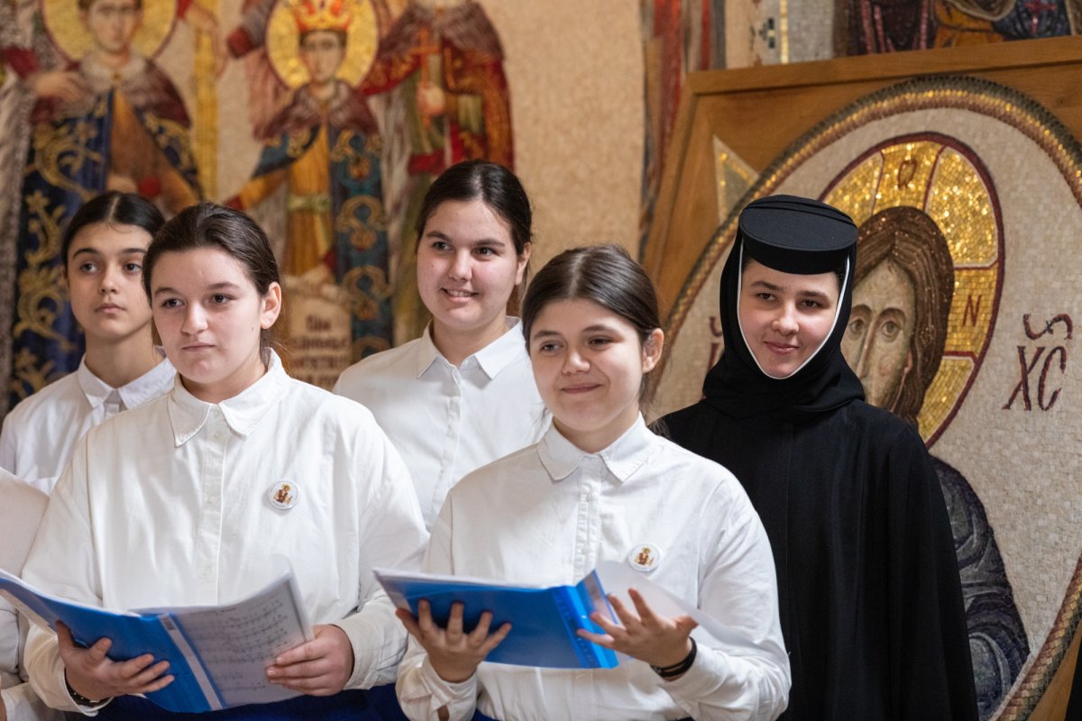 Primii colindători au sosit la Patriarhul României 238429