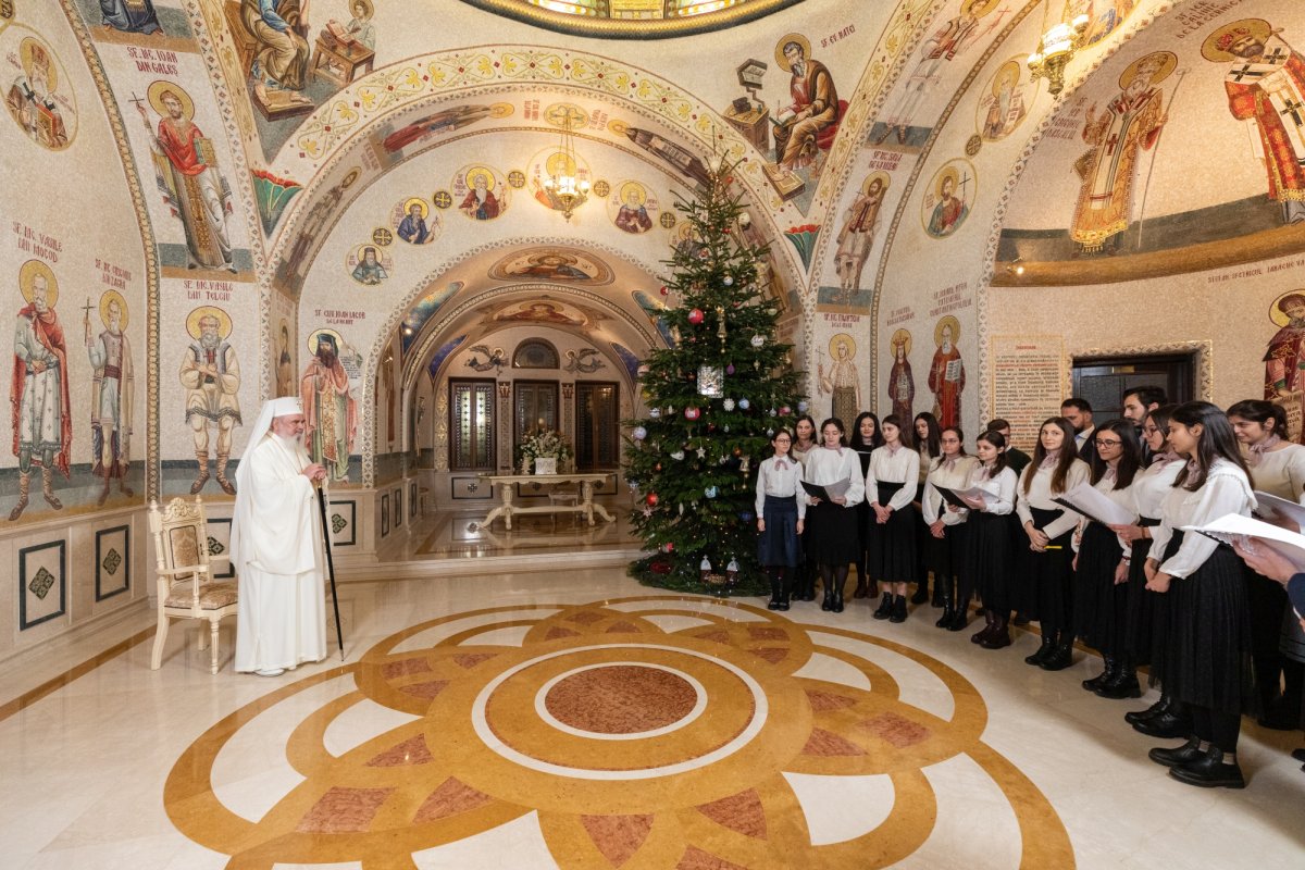 Primii colindători au sosit la Patriarhul României 238436