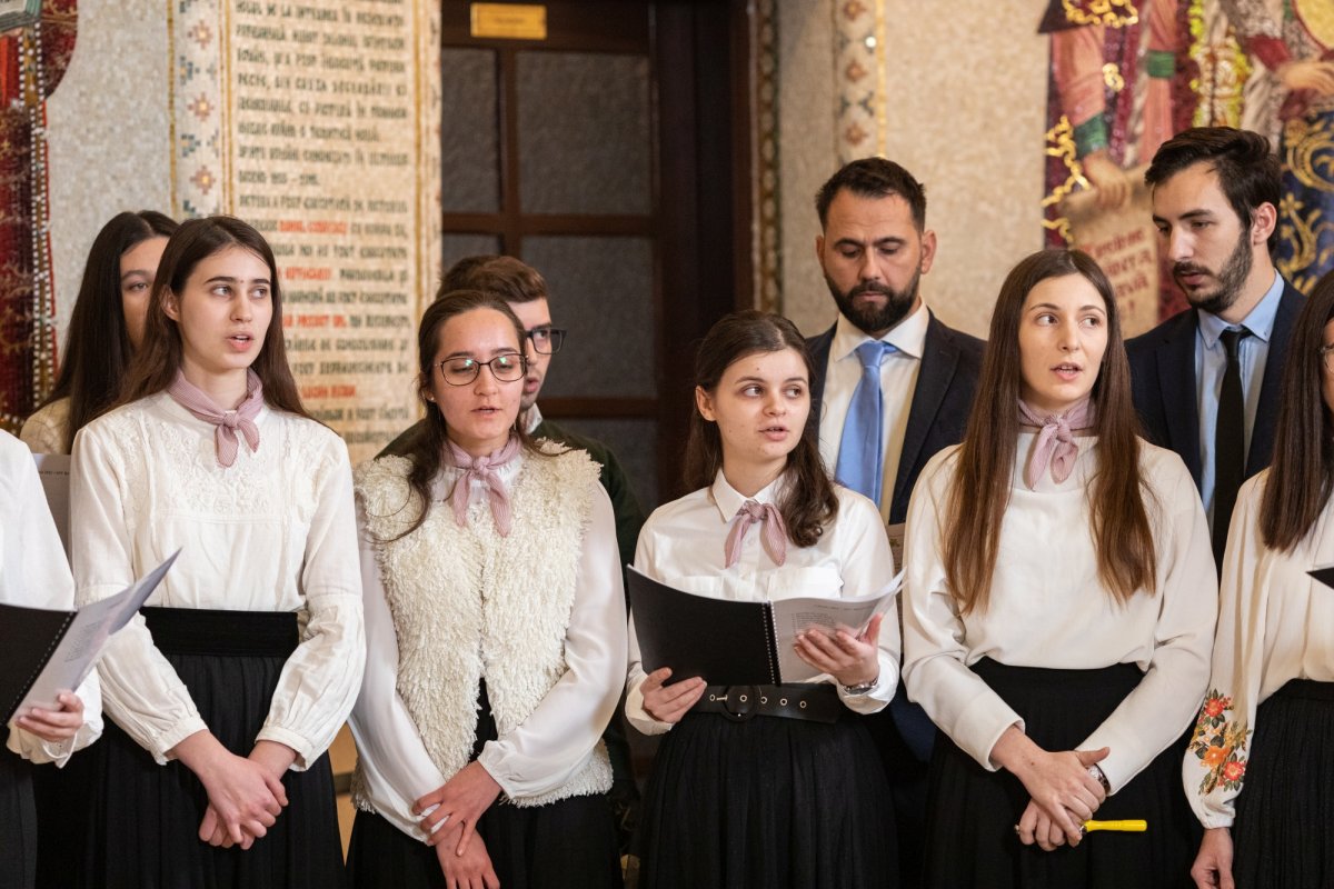 Primii colindători au sosit la Patriarhul României 238439