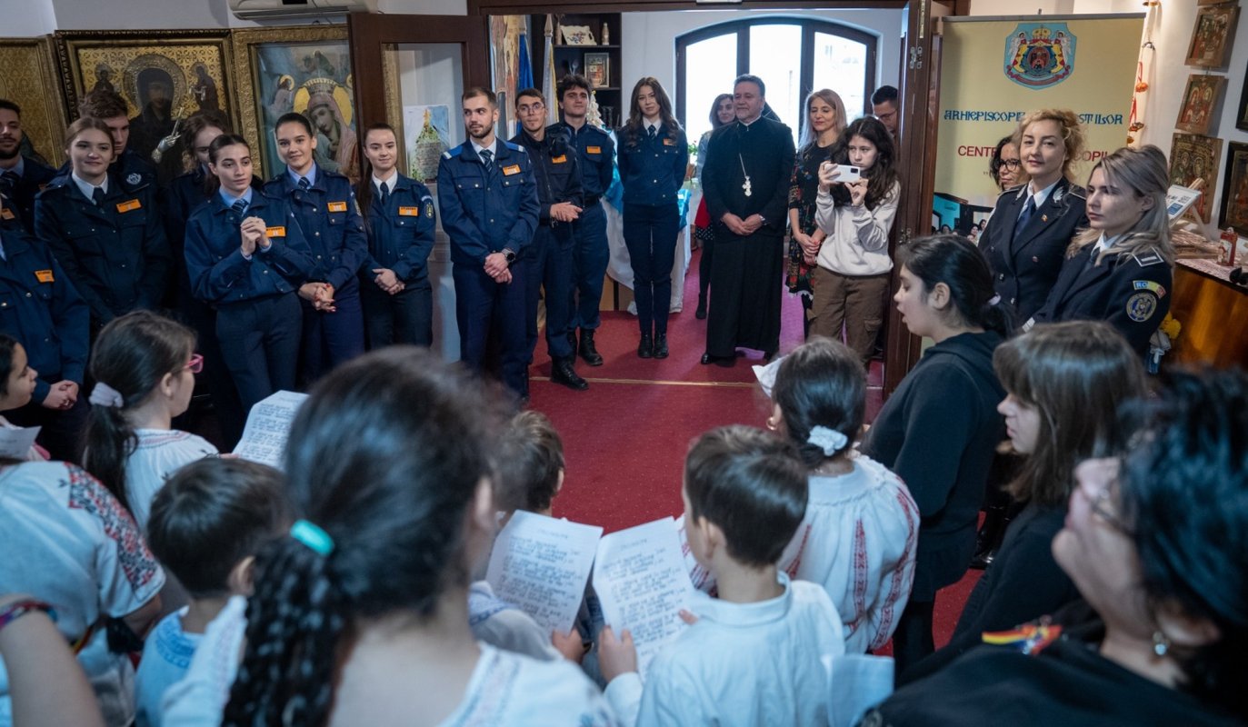 Reprezentanţi ai Ministerului Afacerilor Interne au adus daruri în mijlocul copiilor 238373