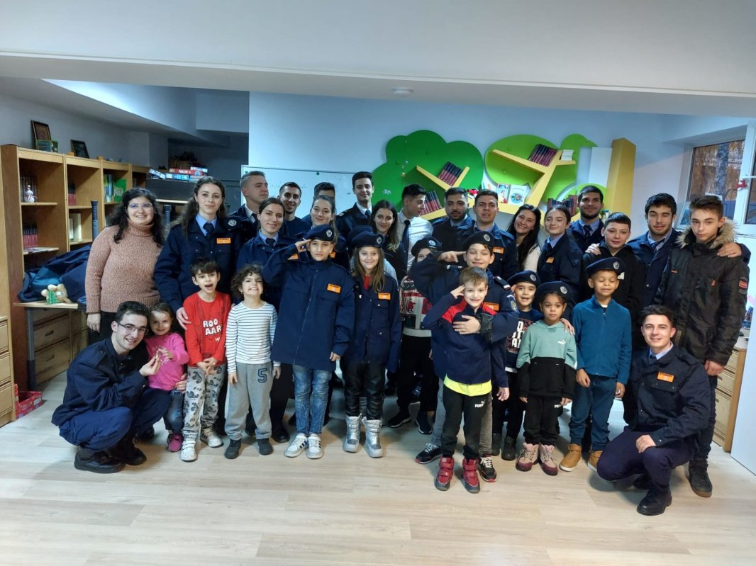 Reprezentanţi ai Ministerului Afacerilor Interne au adus daruri în mijlocul copiilor 238374