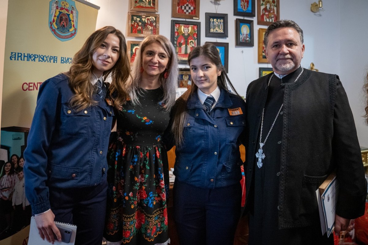 Reprezentanţi ai Ministerului Afacerilor Interne au adus daruri în mijlocul copiilor 238375