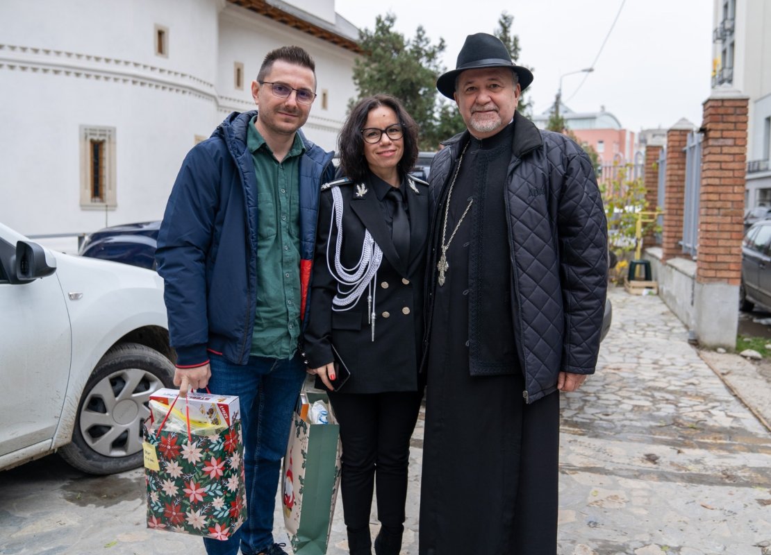 Reprezentanţi ai Ministerului Afacerilor Interne au adus daruri în mijlocul copiilor 238376