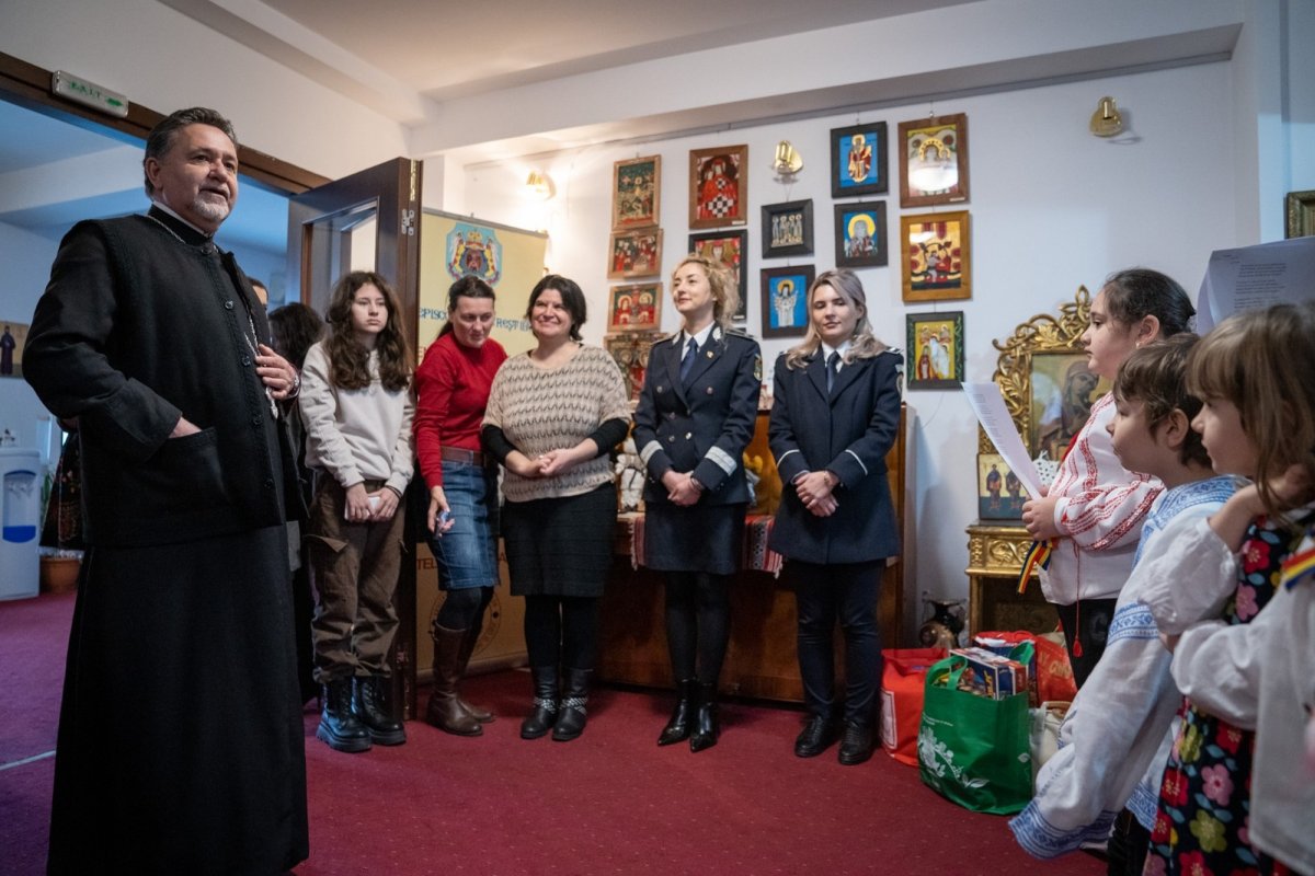 Reprezentanţi ai Ministerului Afacerilor Interne au adus daruri în mijlocul copiilor 238377