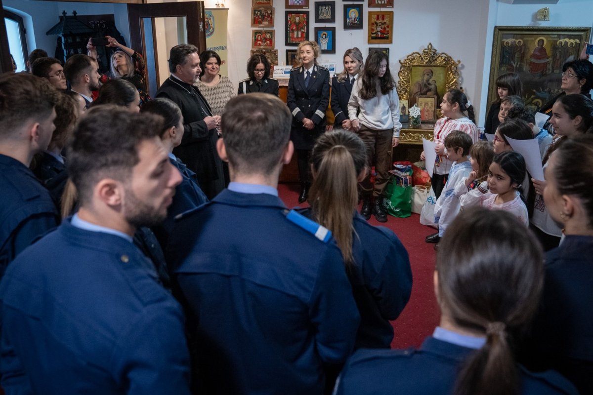 Reprezentanţi ai Ministerului Afacerilor Interne au adus daruri în mijlocul copiilor 238379