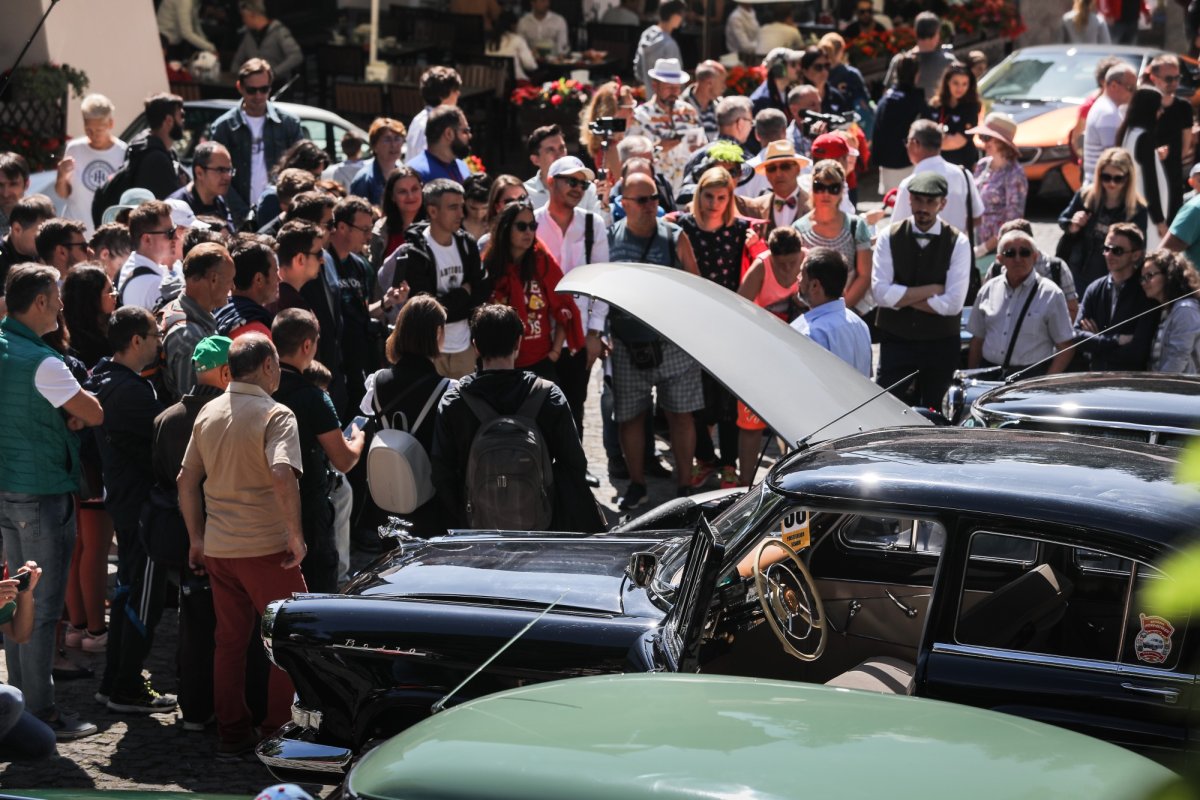 Fascinanta artă a mașinilor istorice 238389