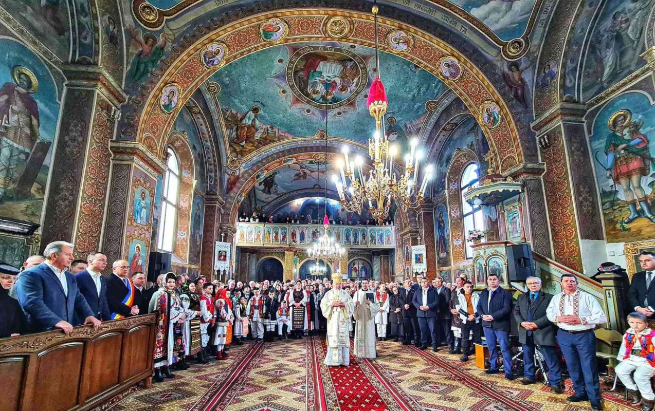 Liturghie arhierească și sfințirea noii case parohiale din Salva 238492