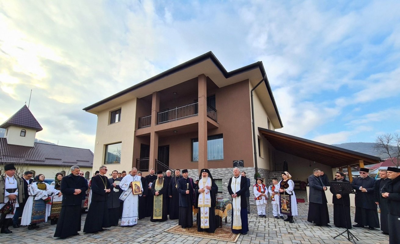 Liturghie arhierească și sfințirea noii case parohiale din Salva 238493