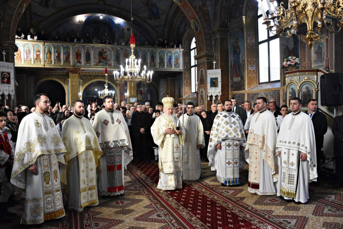 Liturghie arhierească și sfințirea noii case parohiale din Salva 238494
