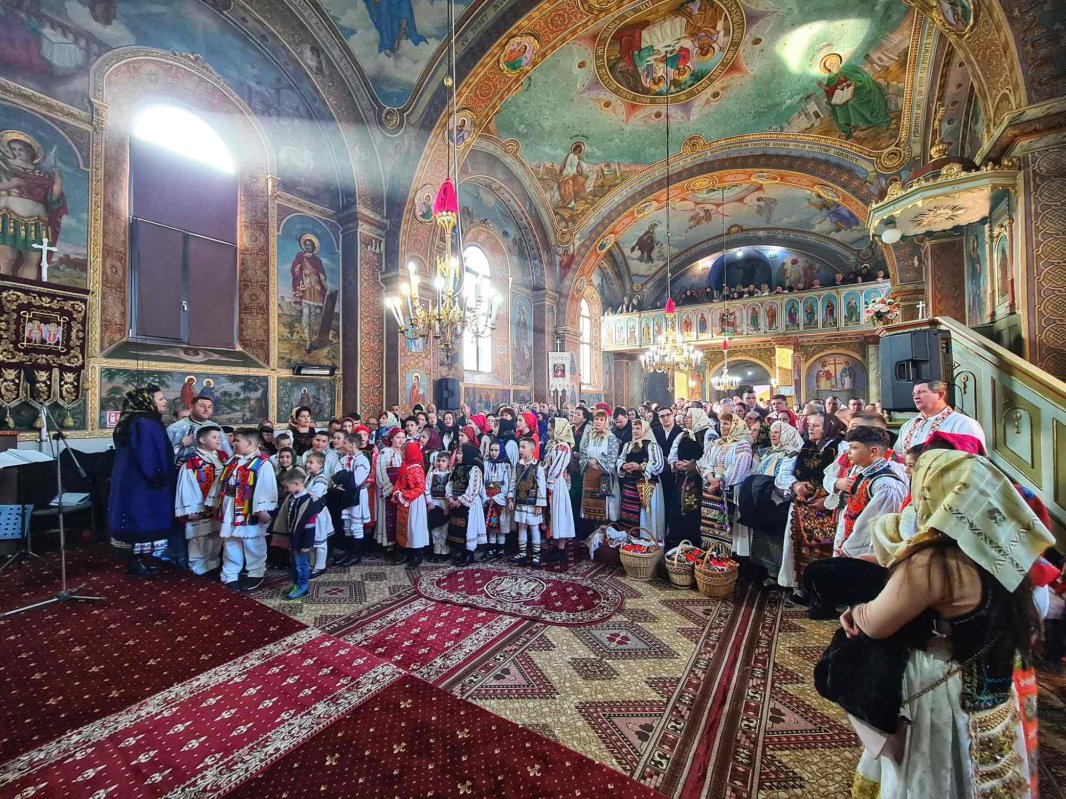 Liturghie arhierească și sfințirea noii case parohiale din Salva 238495