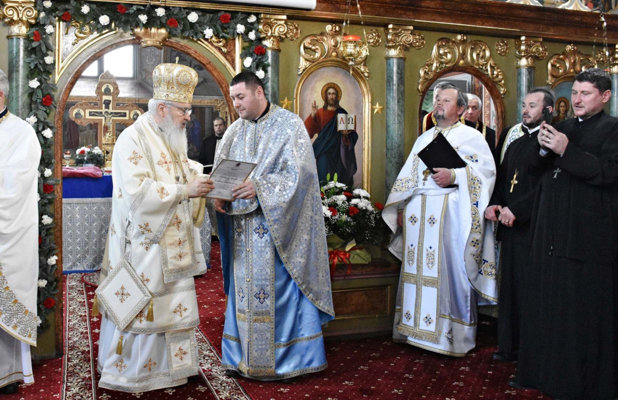 Liturghie arhierească și sfințirea noii case parohiale din Salva 238496