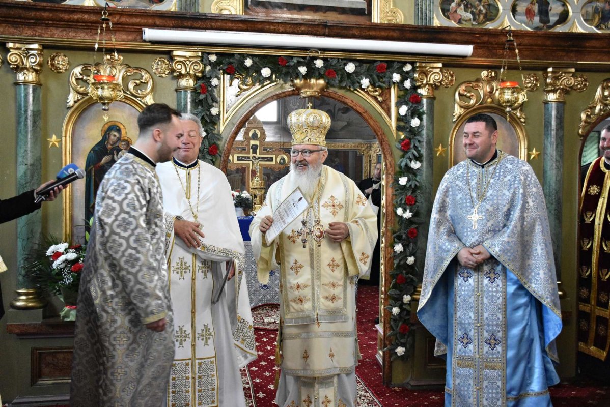 Liturghie arhierească și sfințirea noii case parohiale din Salva 238498