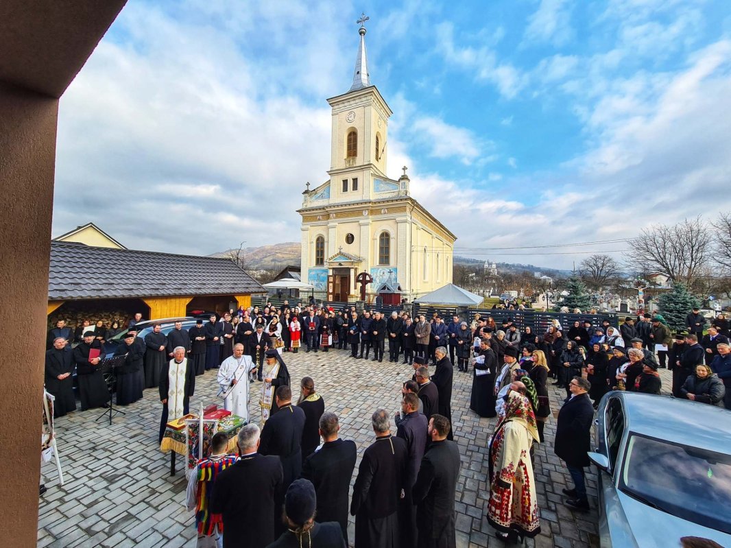 Liturghie arhierească și sfințirea noii case parohiale din Salva 238500