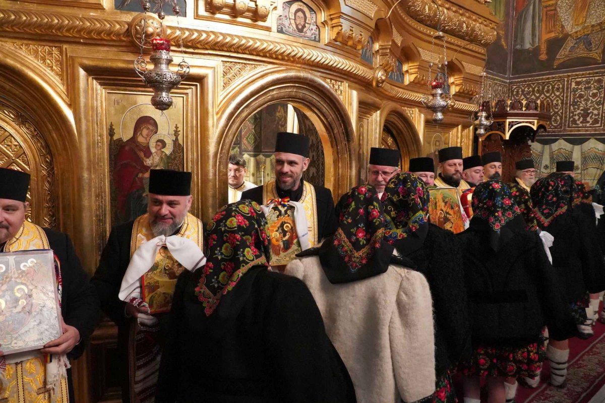 „Nu uita, când eşti voios, române, să fii bun!” 238369