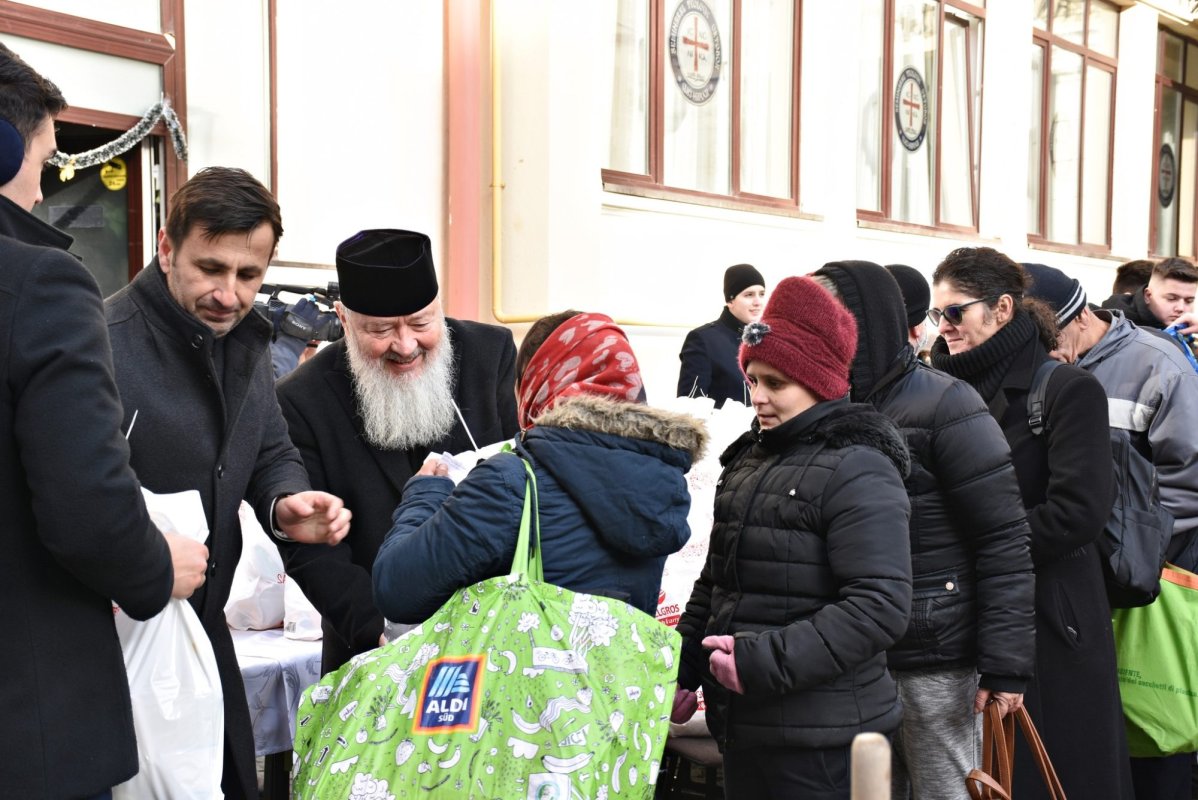 750 de pachete de Crăciun pentru persoane nevoiașe din Eparhia Vadului, Feleacului și Clujului 238695