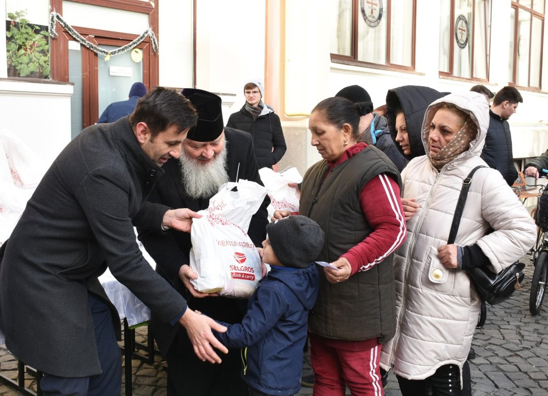 750 de pachete de Crăciun pentru persoane nevoiașe din Eparhia Vadului, Feleacului și Clujului 238696