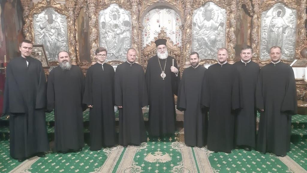 „Melozii Moineștiului” l-au colindat pe chiriarhul Romanului și Bacăului 238711