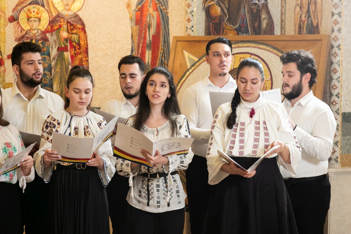 Naşterea Domnului vestită prin colinde la Reşedinţa Patriarhală 238928