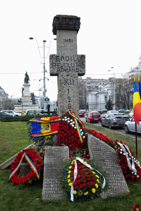 Popas de rugăciune și pomenire în Piața Universității 238762
