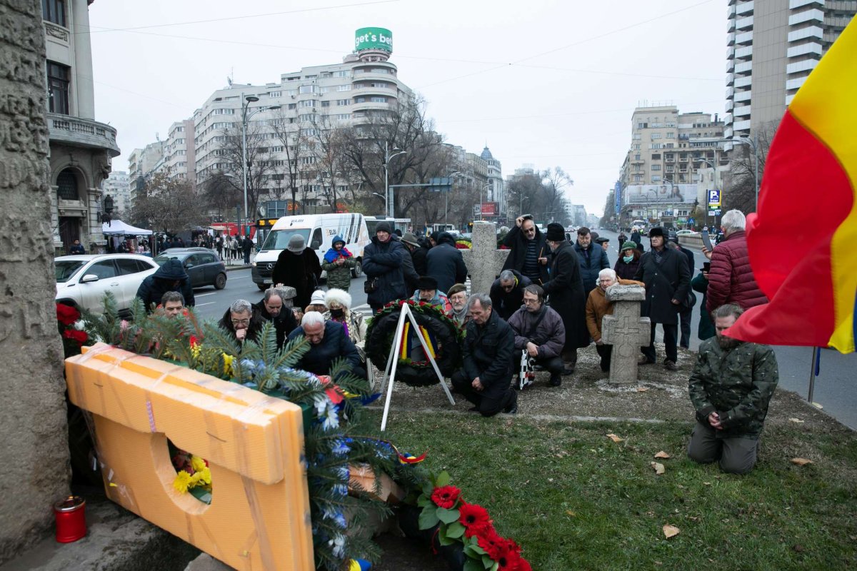 Popas de rugăciune și pomenire în Piața Universității 238766
