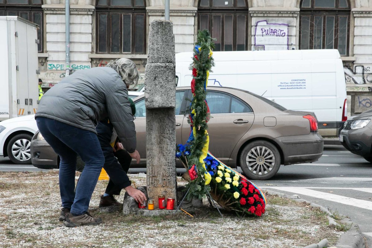 Popas de rugăciune și pomenire în Piața Universității 238767