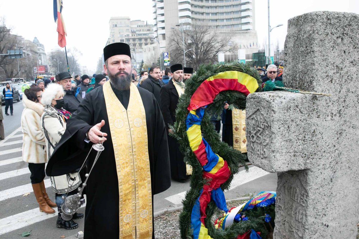 Popas de rugăciune și pomenire în Piața Universității 238782