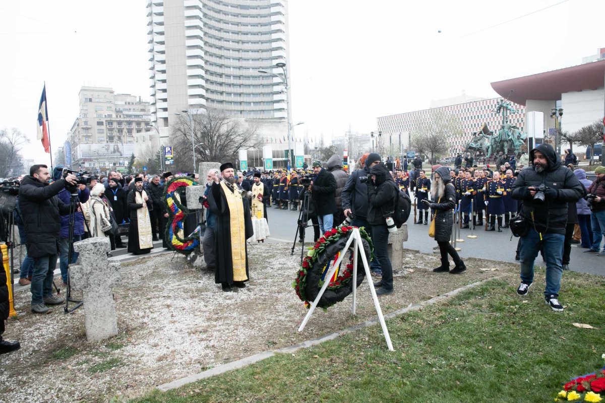 Popas de rugăciune și pomenire în Piața Universității 238783