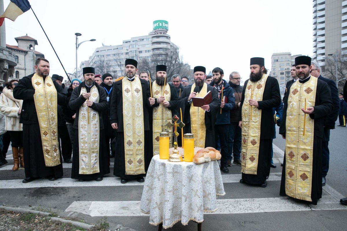 Popas de rugăciune și pomenire în Piața Universității 238786