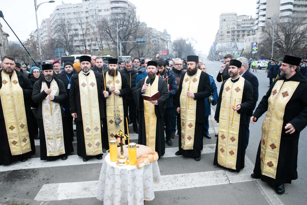 Popas de rugăciune și pomenire în Piața Universității 238787