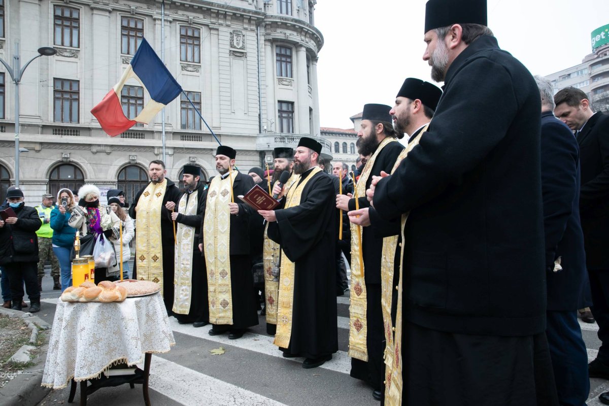 Popas de rugăciune și pomenire în Piața Universității 238788