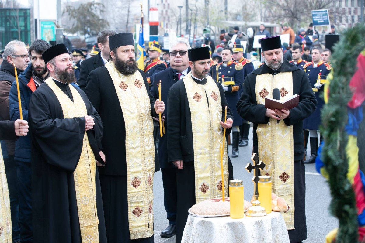 Popas de rugăciune și pomenire în Piața Universității 238791