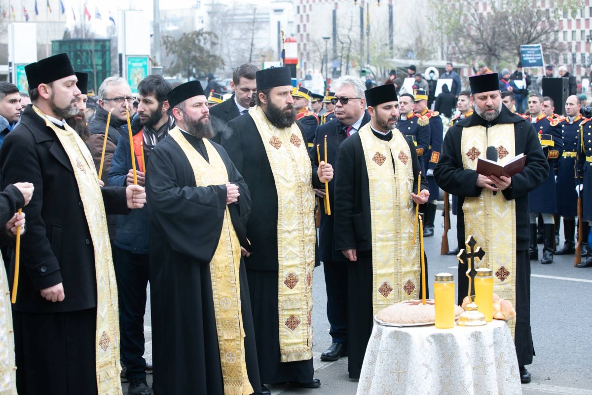 Popas de rugăciune și pomenire în Piața Universității 238792