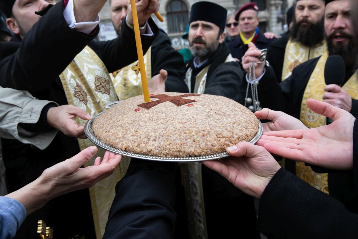 Popas de rugăciune și pomenire în Piața Universității 238805
