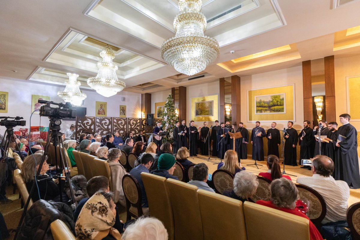 Răsunet de colinde și daruri la un cămin de bătrâni din Capitală 238836