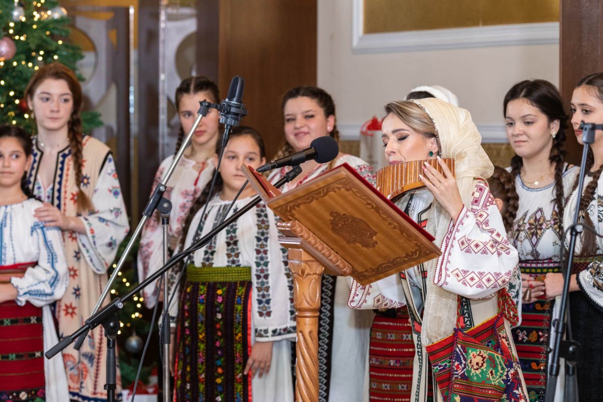 Răsunet de colinde și daruri la un cămin de bătrâni din Capitală 238837