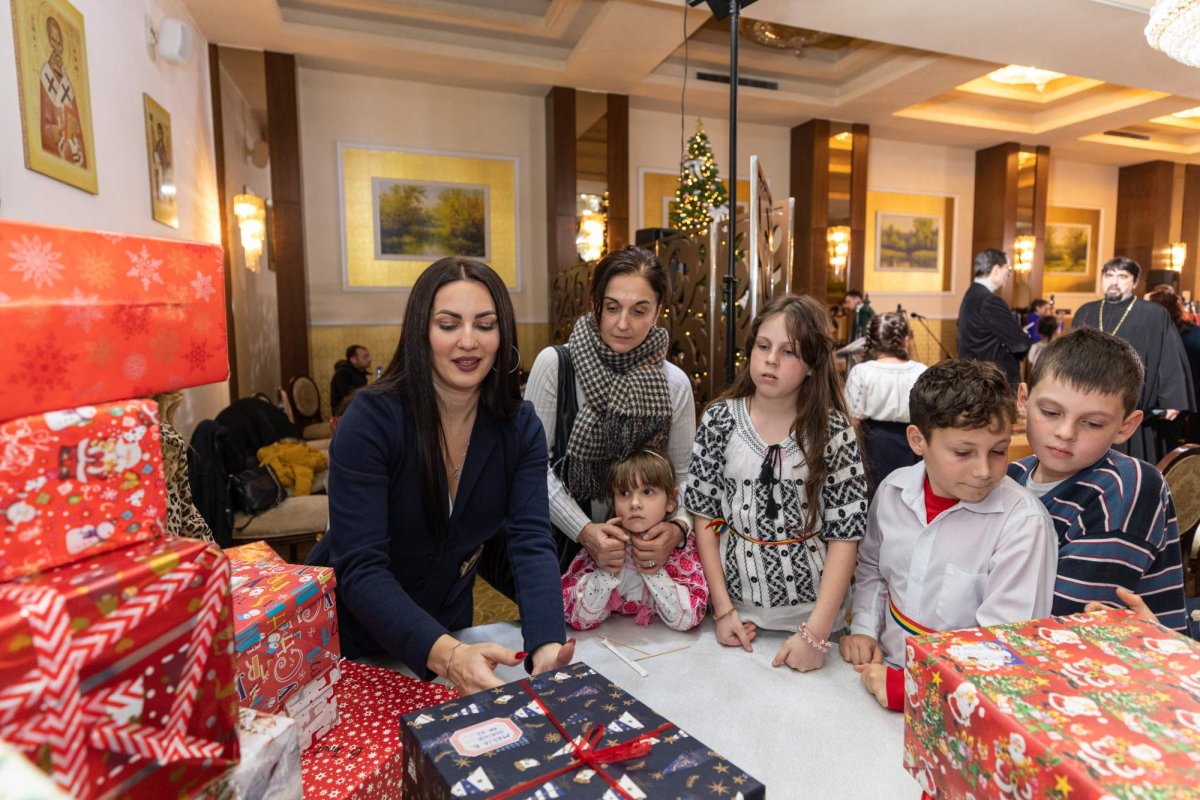 Răsunet de colinde și daruri la un cămin de bătrâni din Capitală 238838