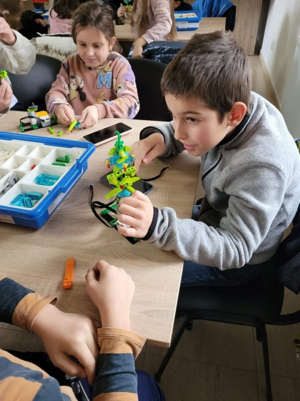 Activități de robotică pentru copii în orașul Victoria, județul Brașov 238960